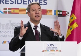 El presidente de Castilla-La Mancha, Emiliano García-Page, comparece ante los medios tras la Conferencia de Presidentes.