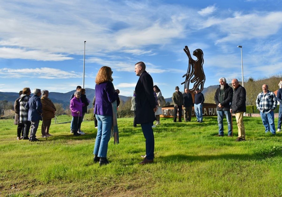 Inauguración del monumento dedicado al antropomorfo de la cueva Hornos de la Peña.