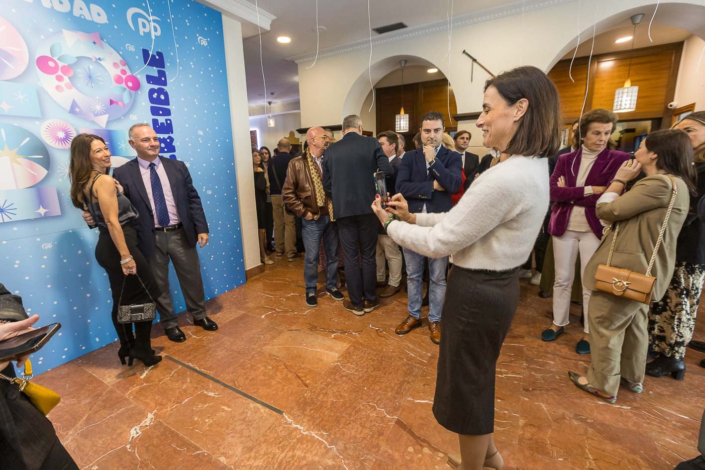 Gema Igual, alcaldesa de Santander, toma una fotografía.