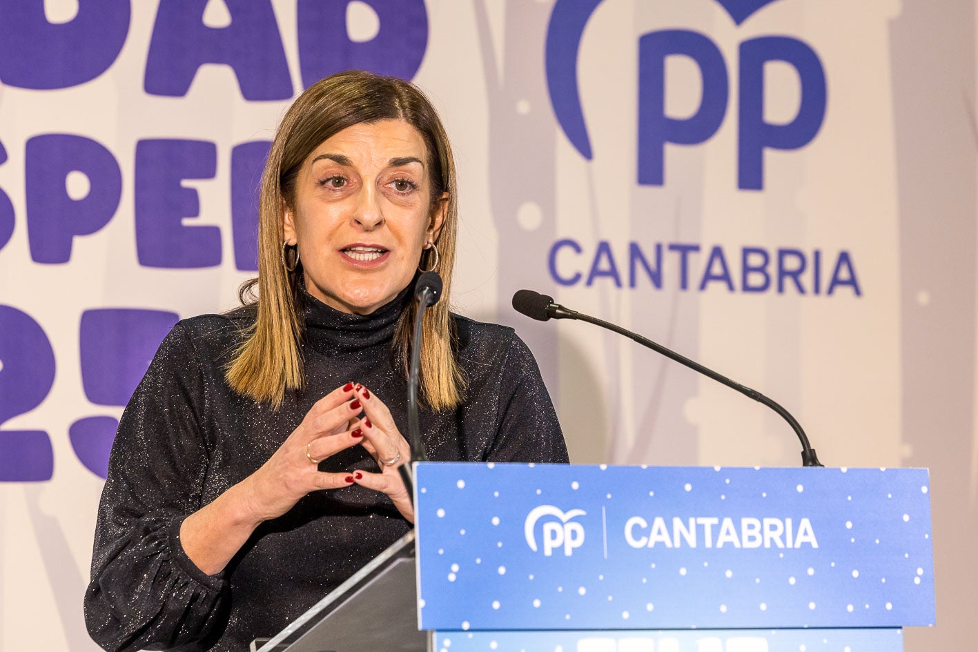 La presidenta de Cantabria ha recordado que cumple «su pacto» con los cántabros.