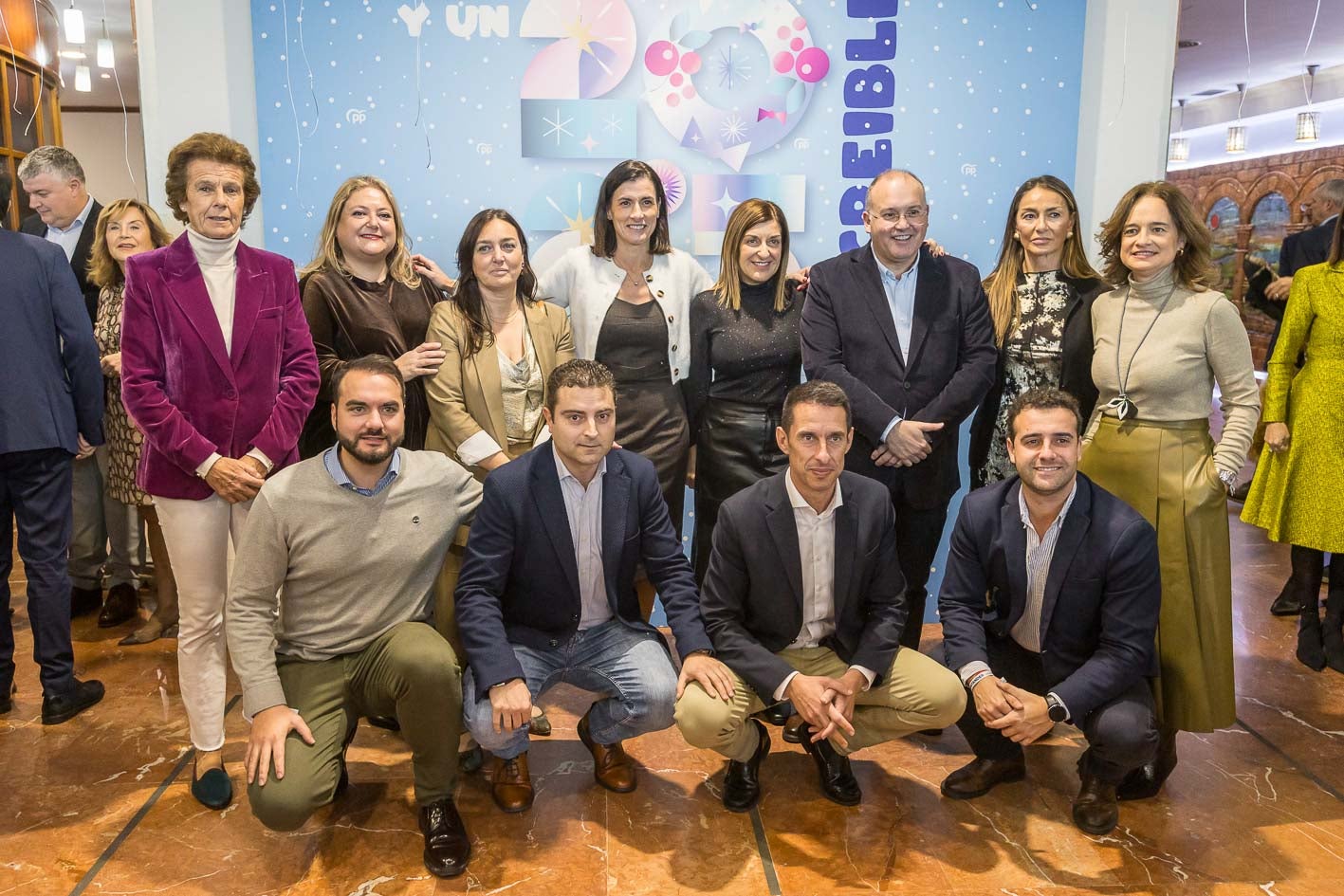 En la fila de atrás: Beatriz Pellón, Lorena Gutiérrez, Noemí Mendez, Gema Igual, María José Sáenz de Buruaga, Miguel Tellado, Zulema Gancedo y Margarita Rojo. En la fila de abajo: Javier García,  Daniel Portilla, Eduardo Castillo y Francisco José Arias.