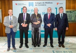 Desde la izquierda, los premiados por el Colegio de Médicos de Cantabria, José Gabriel Pinedo, Julio Pascual, Pilar Guillén, Ángel Pazos y Andrés de Diego.