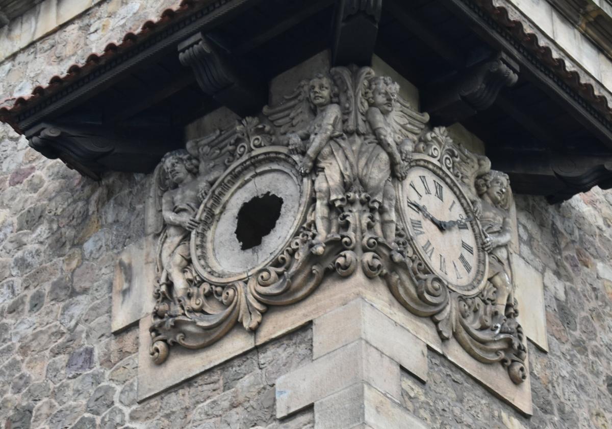 El fuerte viento provocó la caída de uno de los relojes en piedra de la iglesia parroquial.