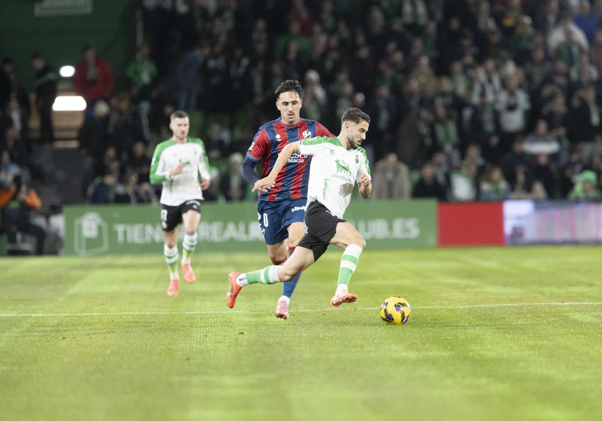 Andrés Martín conduce la pelota durante el partido de ayer en El Sardinero.