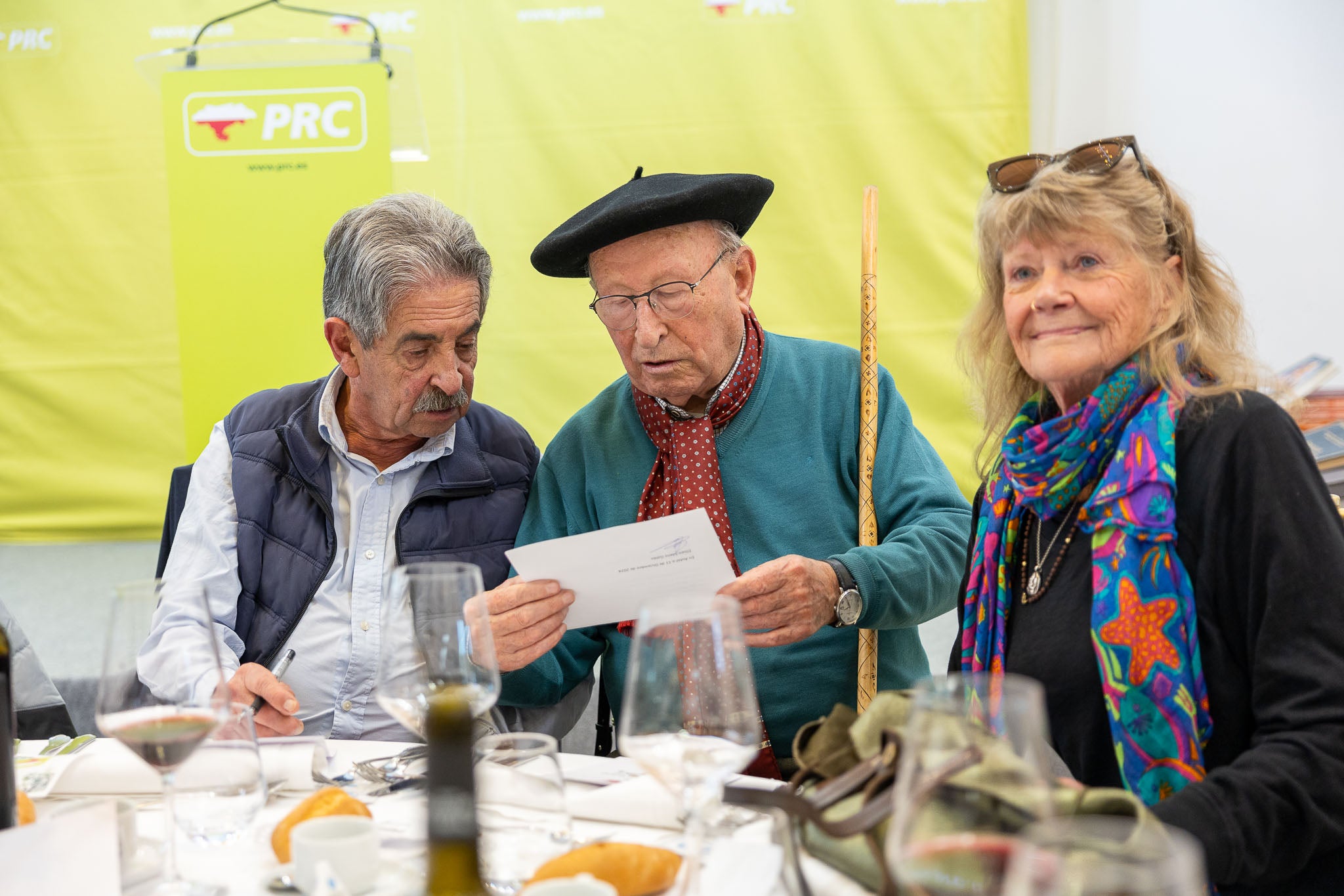 Miguel Ángel Revilla, secretario general del PRC, junto a Zacarías Puente y Susanne de Mares antes de que se iniciase el almuerzo.