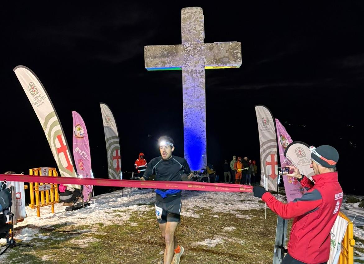 Imagen secundaria 1 - Las tres primeras clasificadas en categoría femenina, en la meta del monte Viorna y en el podium, y el ganador de la prueba masculina, Guillermo Ramos, entrando vencedor en la meta de la Viorna