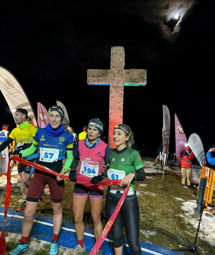 Imagen secundaria 2 - Las tres primeras clasificadas en categoría femenina, en la meta del monte Viorna y en el podium, y el ganador de la prueba masculina, Guillermo Ramos, entrando vencedor en la meta de la Viorna