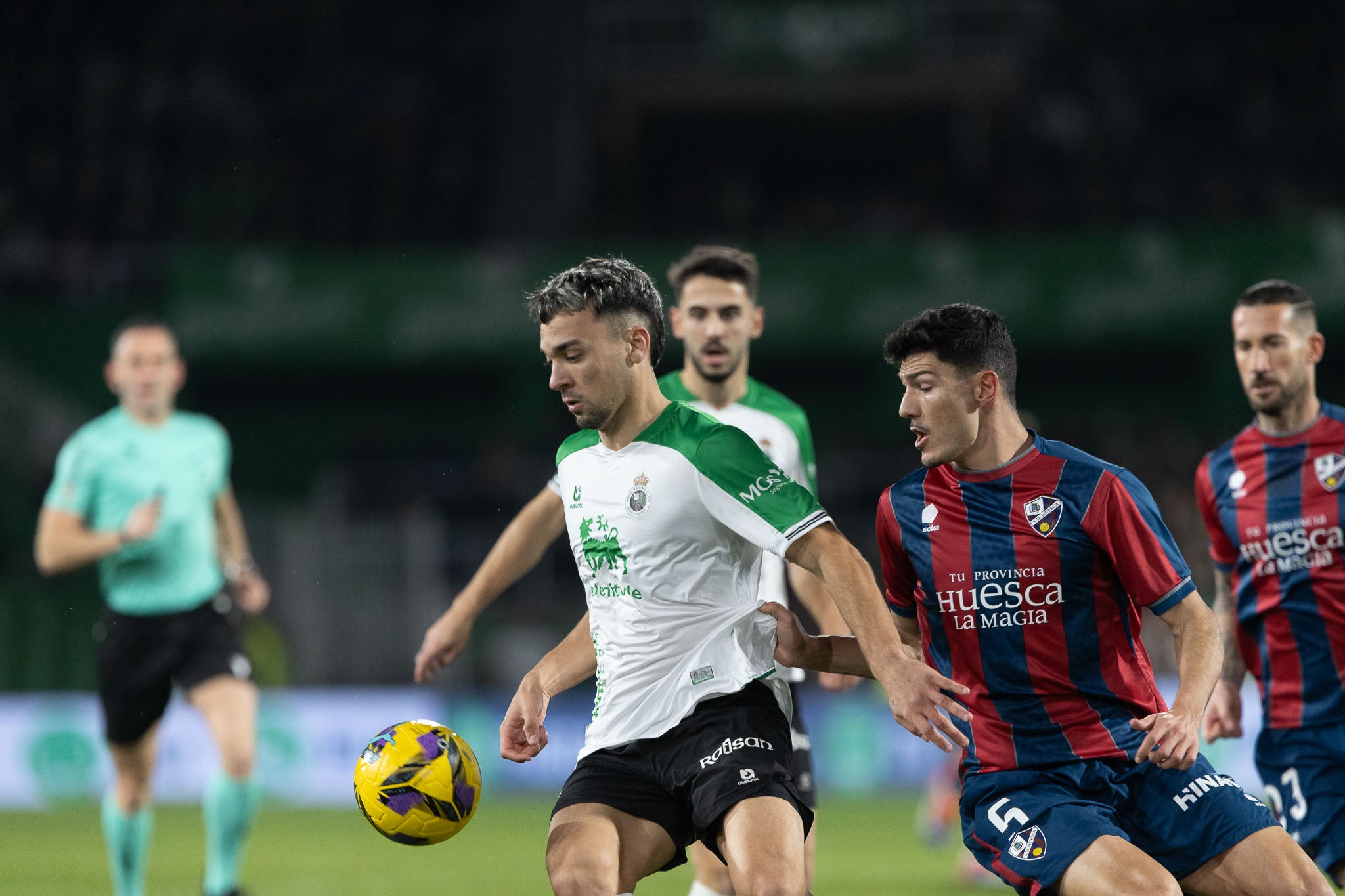 Arana controla el balón ante la presión de Loureiro. 