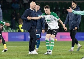 José Alberto salió al campo tras el partido a animar a los jugadores. En la imagen, con Íñigo Vicente.