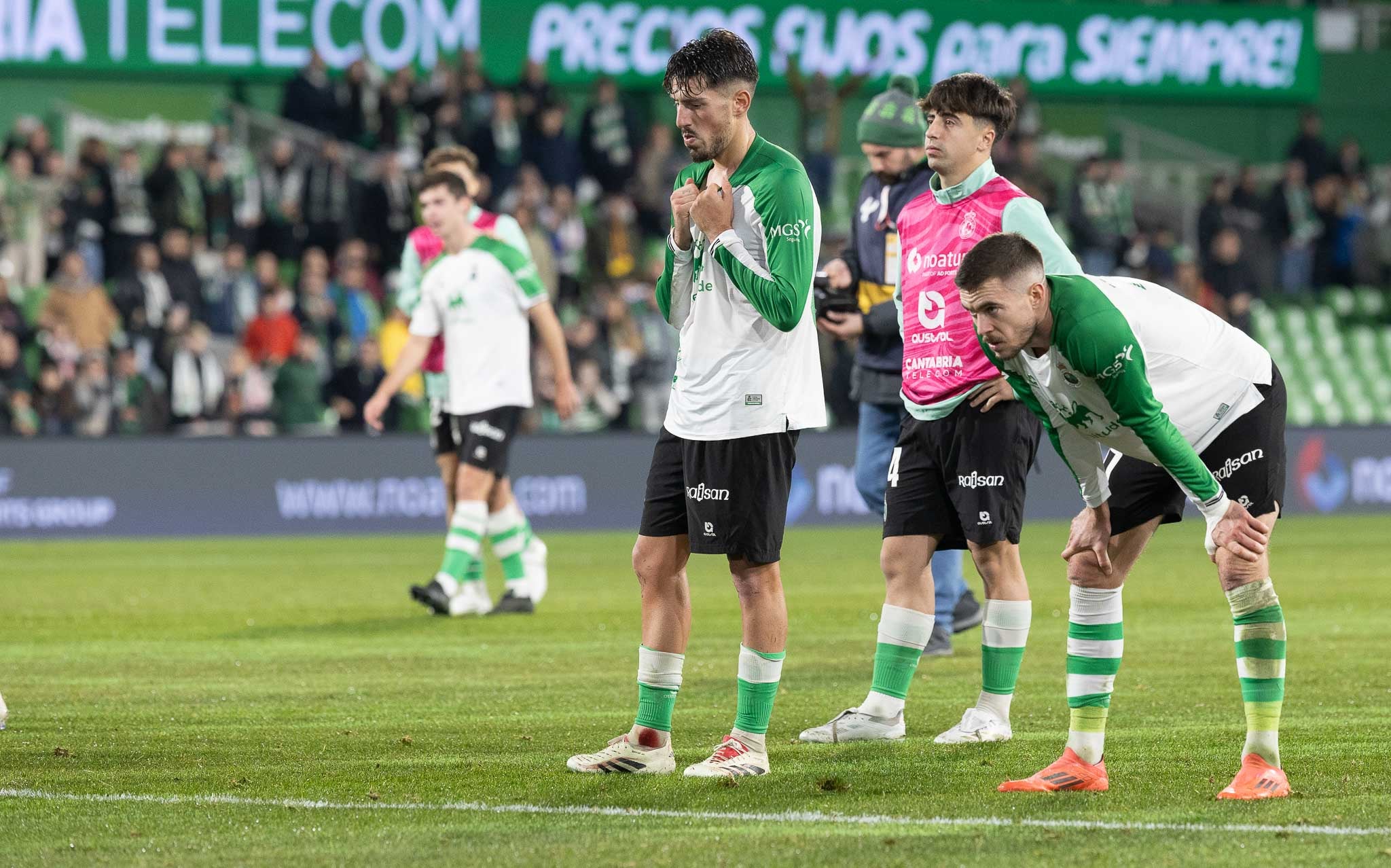 Los jugadores del Racing, cabizbajos, ante La Gradona tras la derrota. 