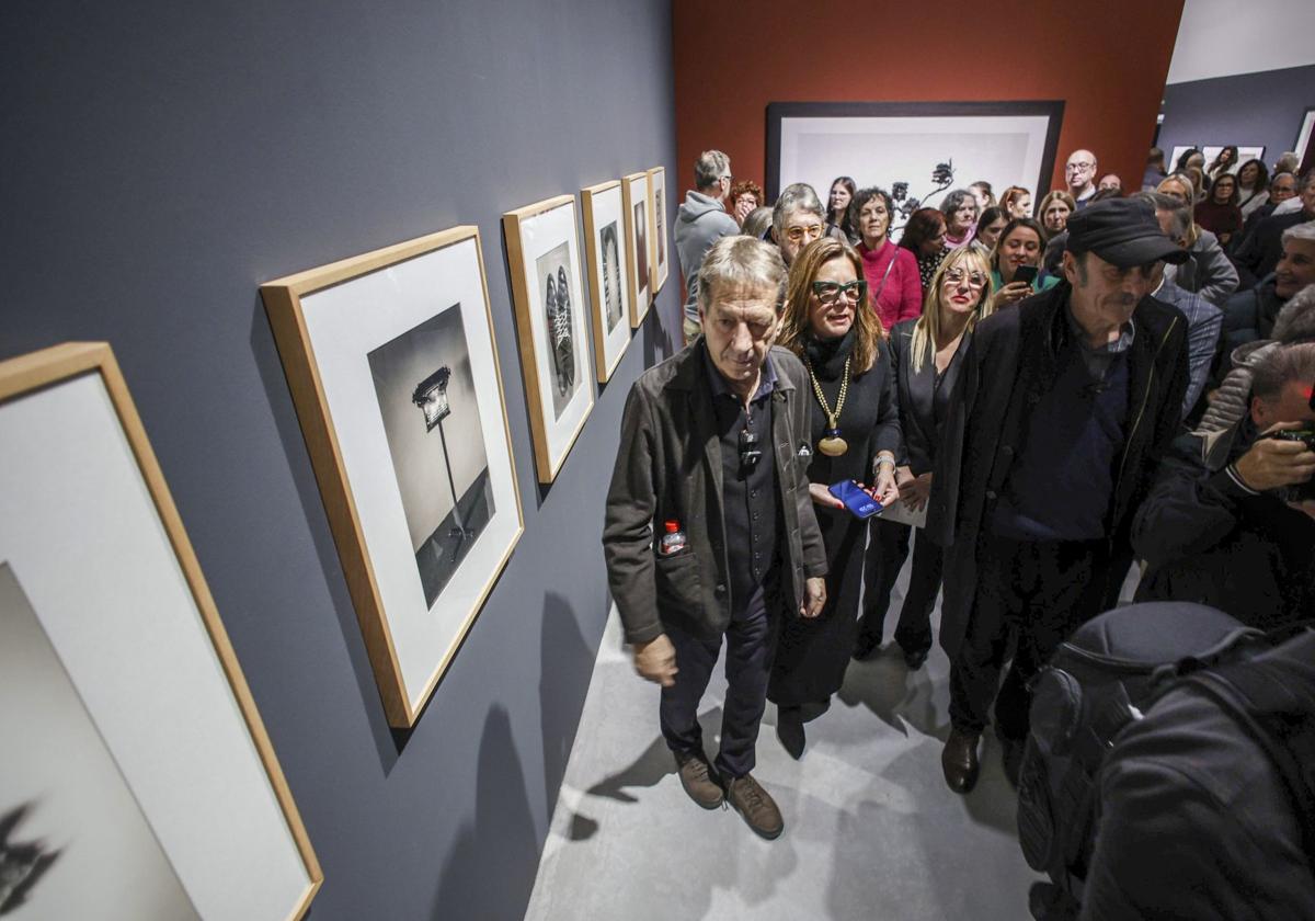 Chema Madoz, Margarita Asuar, Eugenia Gómez de Diego y Borja Casani durante el recorrido por la muestra de Gamazo.