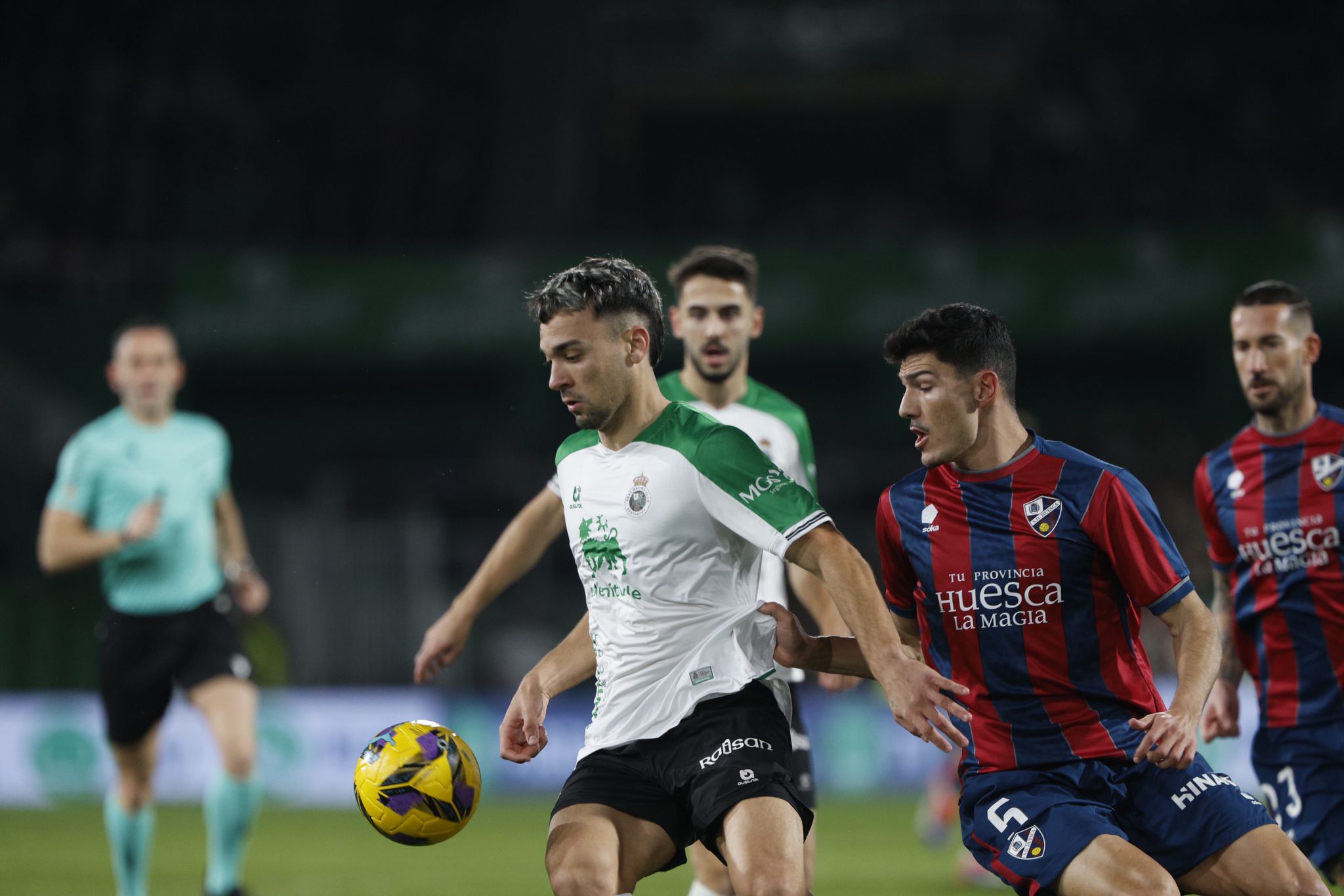 Arana controla el balón ante Loureiro. 