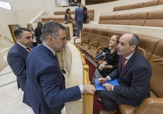 Los populares Carlos Caramés, Luis Martínez Abad, Isabel Urrutia y Juan José Alonso, antes de comenzar la sesión plenaria.