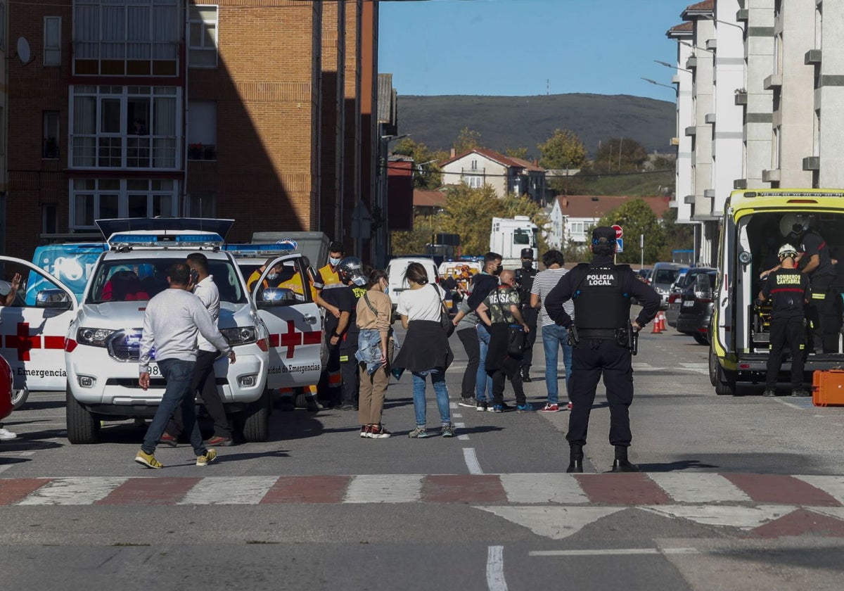 Un policía local participa en un simulacro de emergencia en Reinosa en 2021.