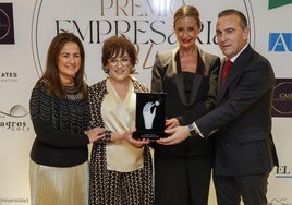 Begoña Gómez del Río, Rosa Fernández, ganadora del Premio Empresaria del Año 2024, Eva Fernández y Manuel Iturbe.