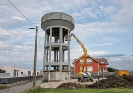 Varios operarios, este martes, trabajan en las actuaciones previas a la demolición del antiguo depósito de Cueto, ubicado en lo alto de la calle Bellavista.