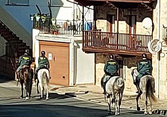 Los agentes a caballo generaron mucha expectación.