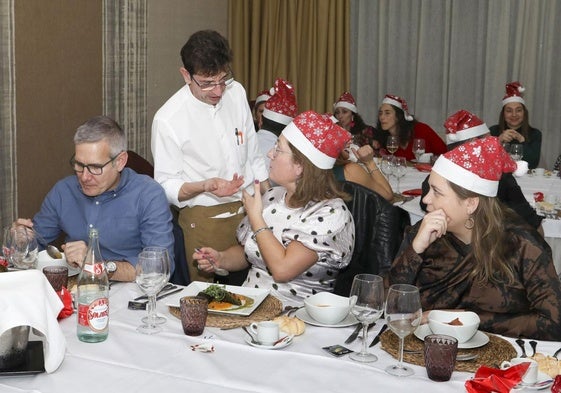 La celebración de numerosas comidas y cenas de Navidad llena los restaurantes cántabros.