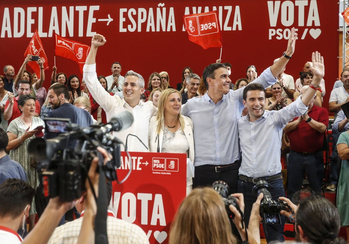 Pablo Zuloaga, Noelia Cobo, Pedro Sánchez y Pedro Casares, durante un acto de campaña en Santander en julio de 2023.