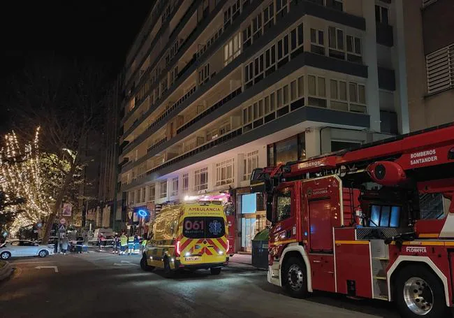 Ambulancia del 061 y uno de los camiones de Bomberos de Santander junto a la zona acordonada.