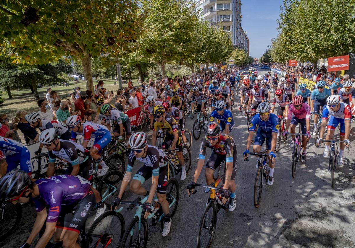 Los ciclistas, en plena salida de Laredo en La Vuelta a España 2021.