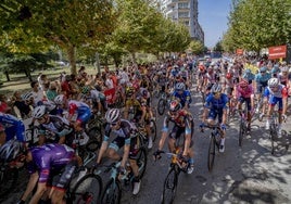 Los ciclistas, en plena salida de Laredo en La Vuelta a España 2021.