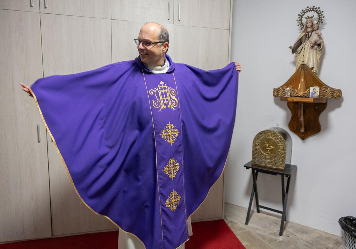 La última cita de la mañana es en Puente Viesgo. En la sacristía, antes de empezar la misa, un novio le busca para pedir fecha para casarse y dos señoras quieren encargar misas en recuerdo de unos familiares.