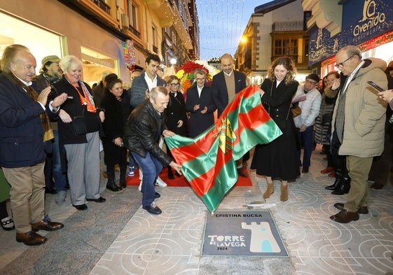 Cristina Bucsa y su padre retiran la bandera de Torrelavega que cubría la placa.