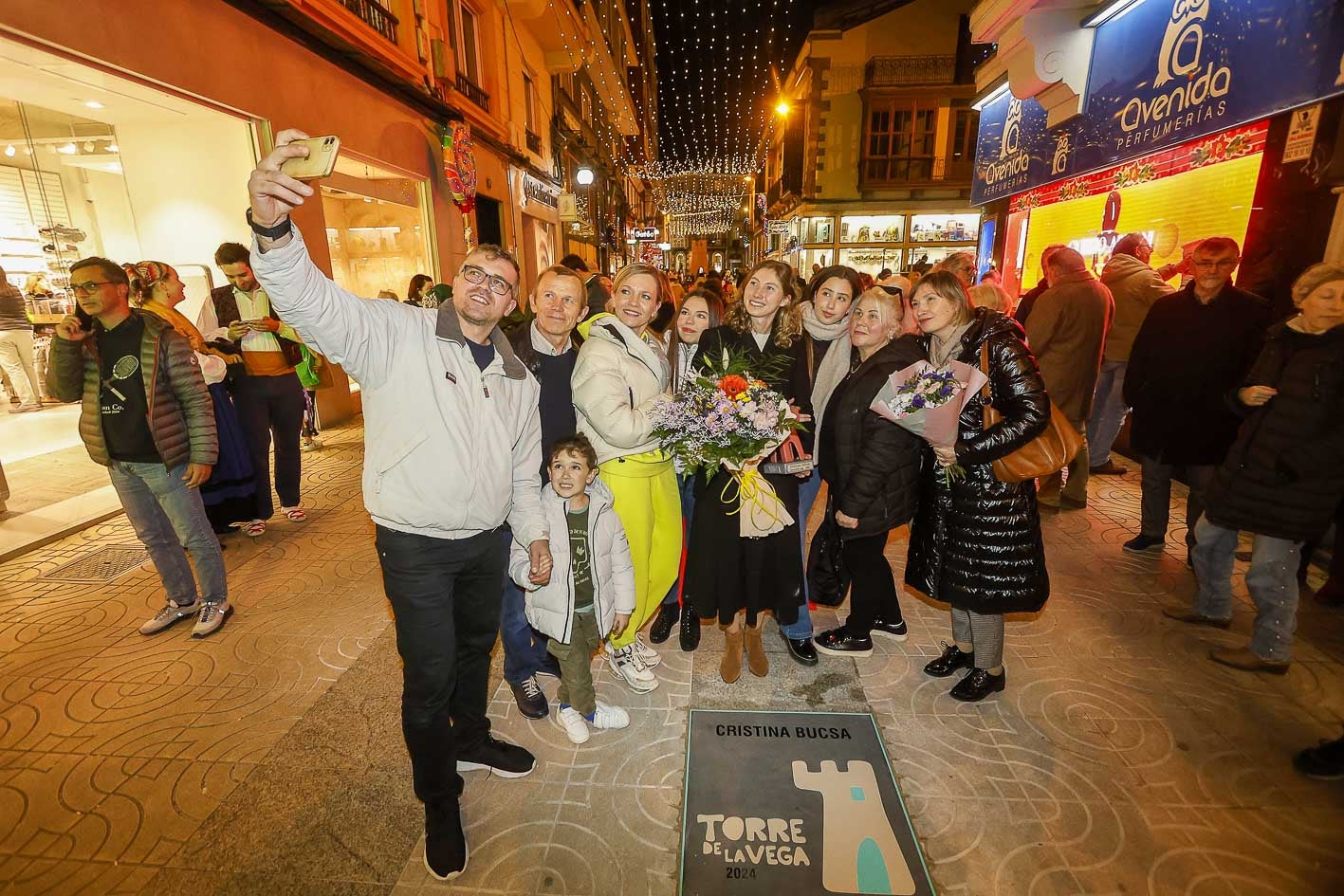 Cristina Bucsa se hace un selfi con su familia tras finalizar el acto.