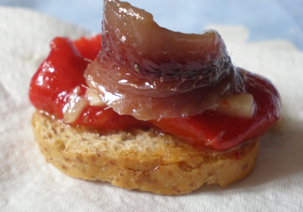 Un canapé que no puede ser más cántabro: con su pimiento asado y la anchoa.