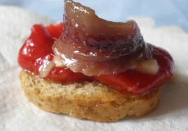 Un canapé que no puede ser más cántabro: con su pimiento asado y la anchoa.