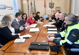 La alcaldesa de Santander, Gema Igual, y la delegada del Gobierno, Eugenia Gómez de Diego, participan en la Junta Local de Seguridad.