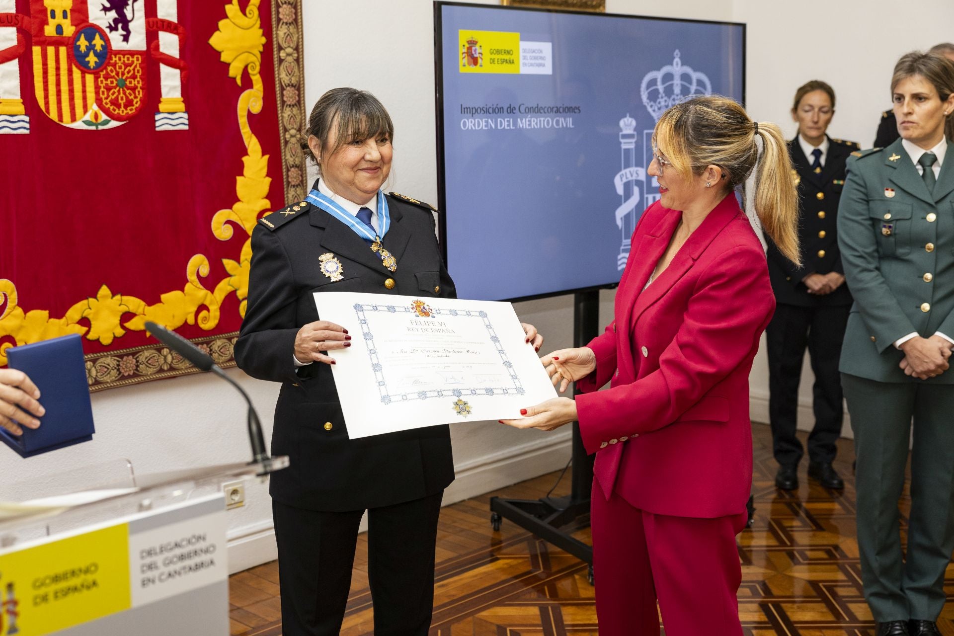 La jefa Superior de Policía de Cantabria, Carmen Martínez Ruiz, recibe la Encomienda de la Orden del Mérito Civil.