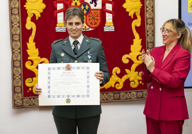 La cabo de la Guardia Civil y responsable del equipo territorial de la Policía Judicial de Santoña María González recoge la Cruz de Plata de la Orden del Mérito Civil.