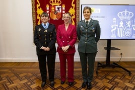 La jefa Superior de Policía de Cantabria, Carmen Martínez Ruiz; la delegada del Gobierno enCantabria, Eugenia Gómez de Diego; y la cabo de la Guardia Civil y responsable del equipo territorial de la Policía Judicial de Santoña María González.