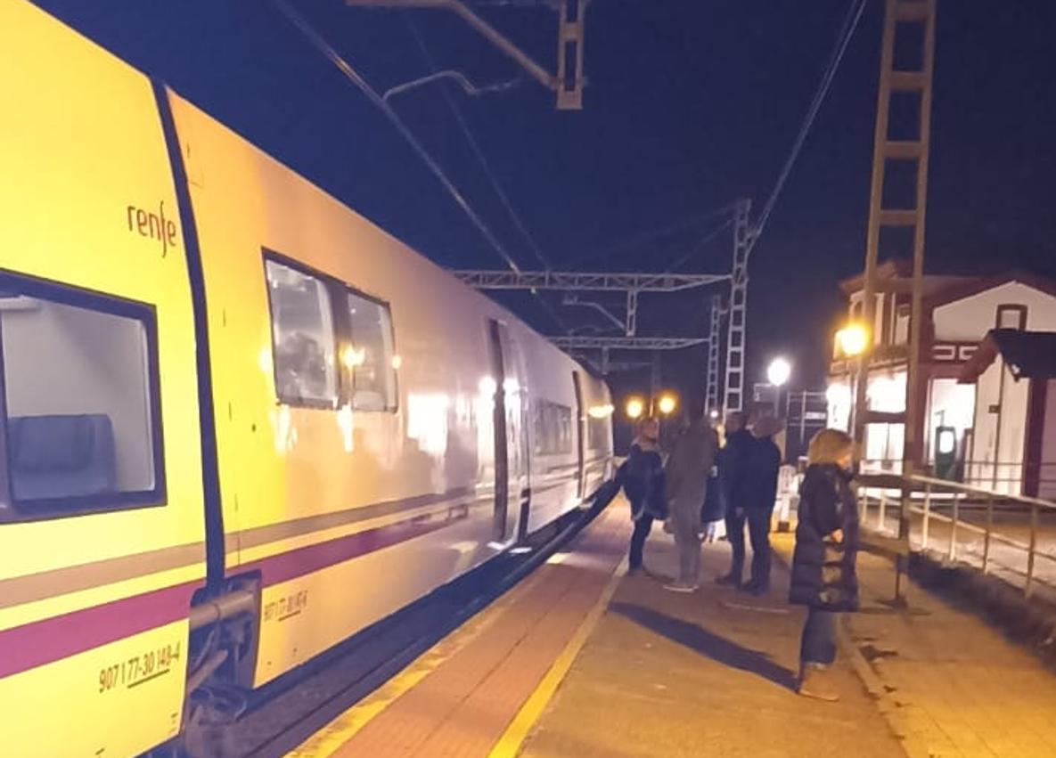 Imagen secundaria 1 - Tren parado en Frómista y patrullas de Guardia Civil en la zona. 