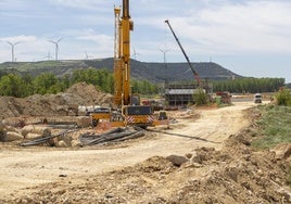 Las máquinas de la multinacional Sacyr trabajan en el tramo Palencia Norte-Amusco, uno de los dos que tendrían que haber acabado ya.