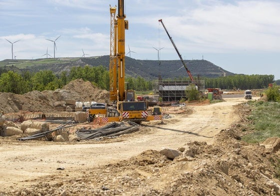 Las máquinas de la multinacional Sacyr trabajan en el tramo Palencia Norte-Amusco, uno de los dos que tendrían que haber acabado ya.