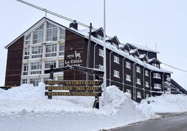 Fachada del hotel La Corza Blanca, ahora gestionado por la empresa SNÖ, tras las nevadas de principios de diciembre.