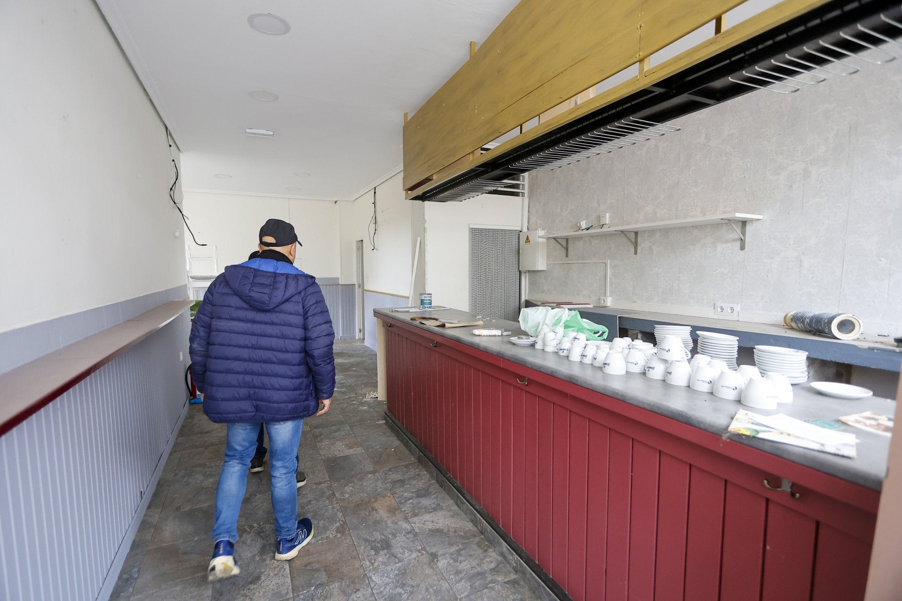 Un vecino de Nueva Ciudad muestra el antiguo bar que va a transformar en apartamento para personas con discapacidad.