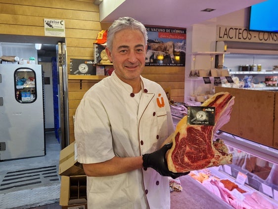 Iñaki Herrero con un chuletero de buey tudanco