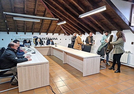 Los concejales socialistas saliendo de la sesión.