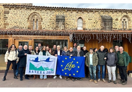 Asistentes a la reunión celebrada en Potes, en la entrada al Centro de Estudios Lebaniegos