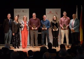 Javi Cruz, José María Ortiz,Iris Cagigas y Victor González tras recibir el trofeo Manuel Martínez Pelayo.