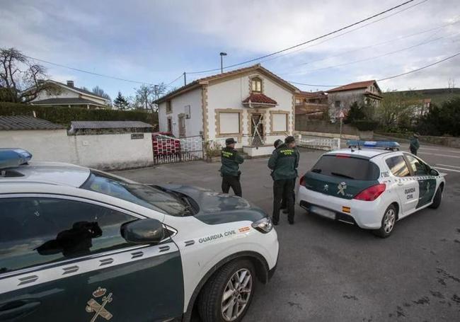 Guardias civiles, en la casa de Hinojedo en la que ocurrieron los hechos.