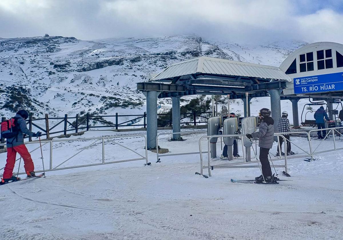 Imagen principal - La falta de nieve complica la continuidad de la temporada en Alto Campoo