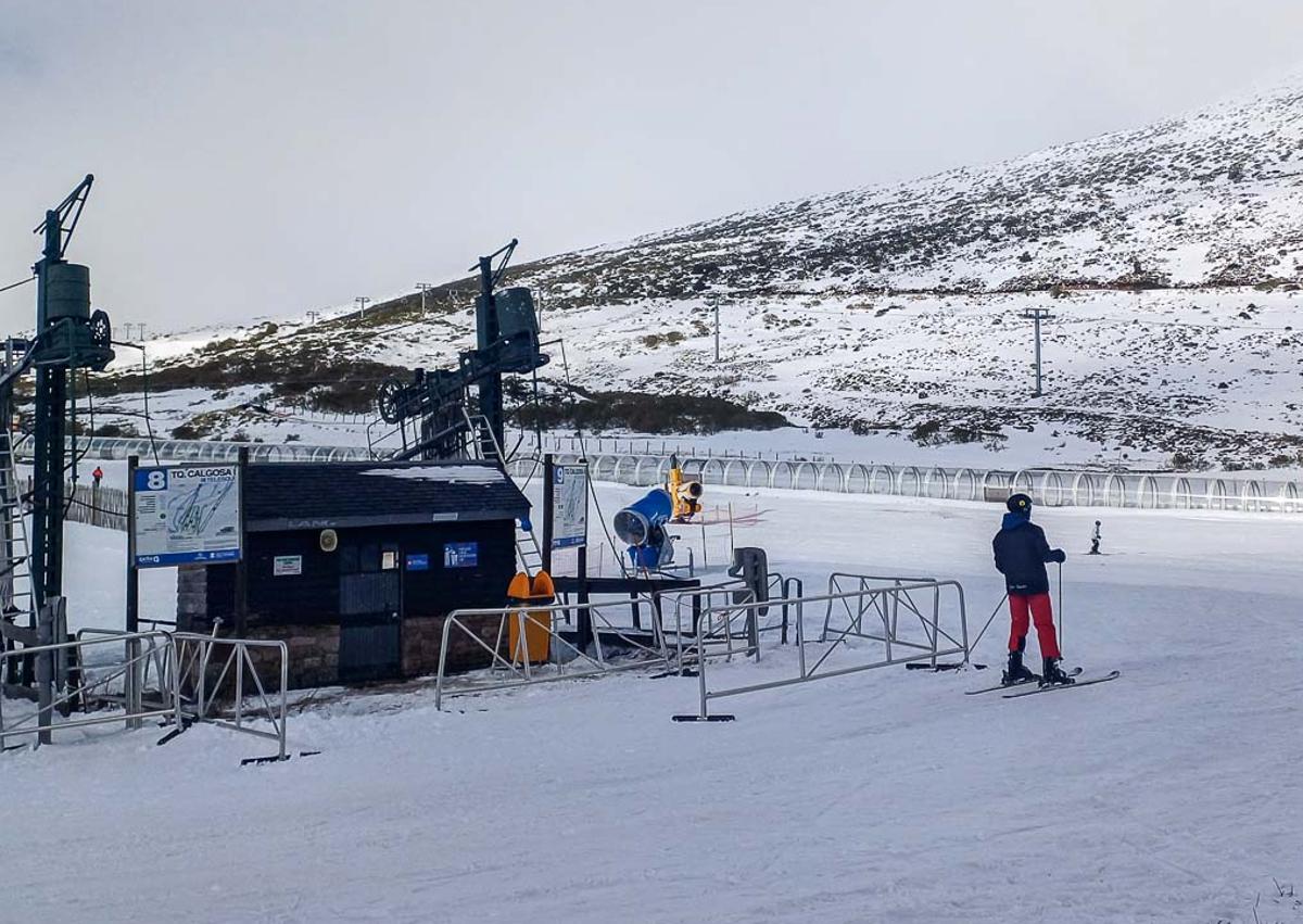 Imagen secundaria 1 - La falta de nieve complica la continuidad de la temporada en Alto Campoo