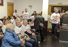 Vecinos de Hazas de Cesto y Ribamontán al Monte en el pleno de este municipio que se ha alineado en defender sus intereses frente a la planta.