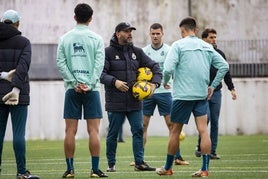 José Alberto López, junto a sus futbolistas.