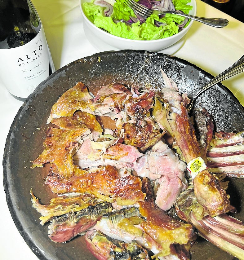 Imagen - La ración de lechazo asado y las chuletillas se postulan a 28 euros y el cuarto asado al horno de leña en 56; no falta la ensalada verde como acompañamiento 